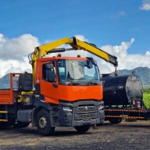 Crane jaune sur camion orange